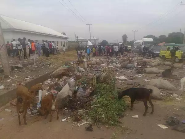 PHOTONEWS: Kaduna environmental workers protest non-payment of salaries, block Barnawa road with refuse